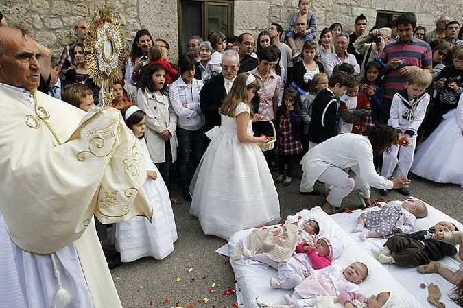 孩子他妈慎入 西班牙惊世骇俗的奇怪节日跨婴儿节 - 西国女神 - 西国女神的西班牙博客
