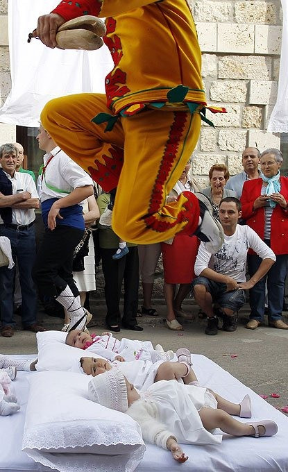 孩子他妈慎入 西班牙惊世骇俗的奇怪节日跨婴儿节 - 西国女神 - 西国女神的西班牙博客